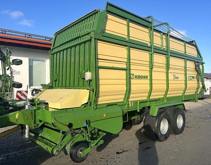 Krone Titan 6/48 GL All In im guten Zustand - mit zusätzlichen Tasträdern hinter der Pick-Up