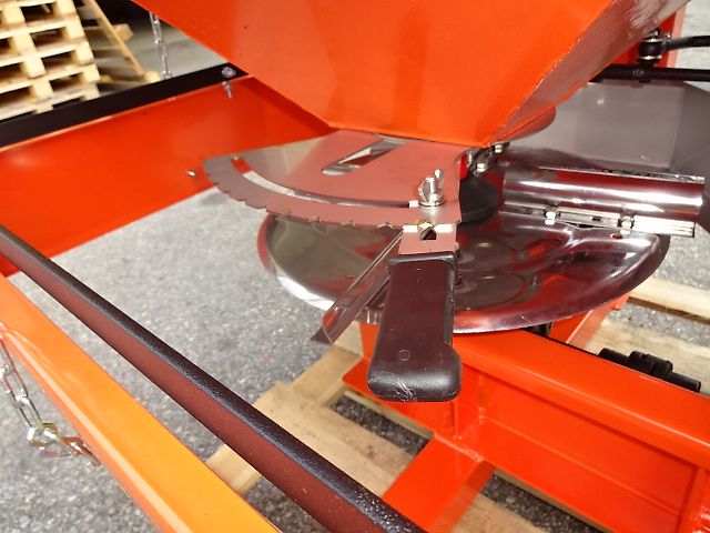 Grass- Rol- Salzstreuer - NEU-  600 oder 1000 Liter  - Doppelscheibenstreuer -  Verzinkt- und Lackiert NEUE- N0 56/ 3- Salzstreuer - 600 und Liter 1000 möglich