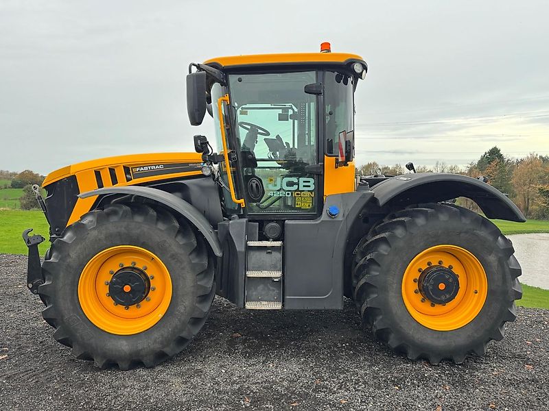 JCB Fastrac 4220 ICON -- Only 690hrs