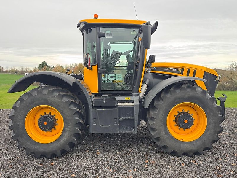 JCB Fastrac 4220 ICON -- Only 690hrs
