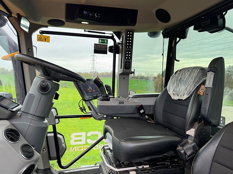 JCB Fastrac 4220 ICON -- Only 690hrs