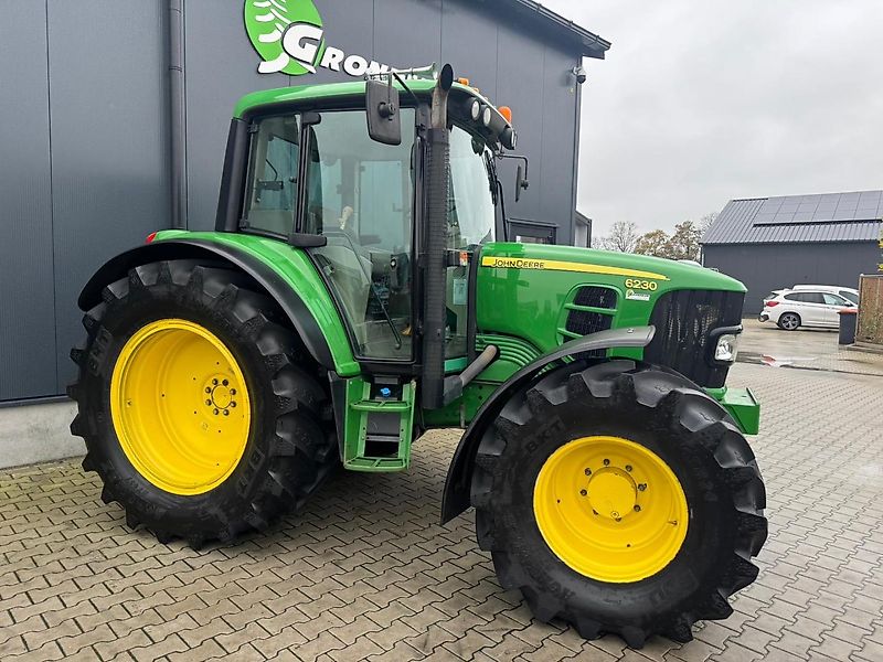John Deere 6230