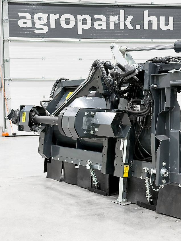 Tecnomais TMRP4 8R-F 8 row (75 cm), foldable corn header, for John Deere W and T combines