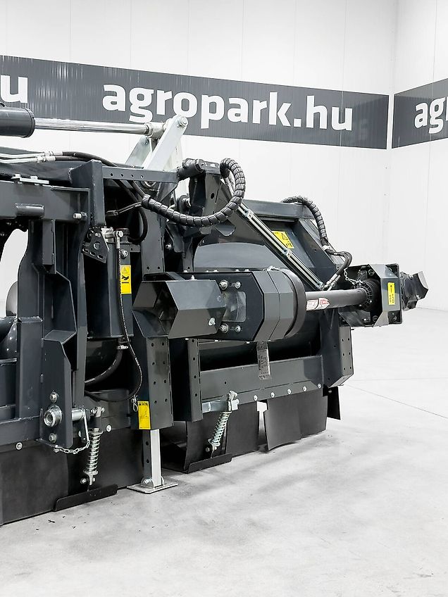 Tecnomais TMRP4 8R-F 8 row (75 cm), foldable corn header, for John Deere W and T combines