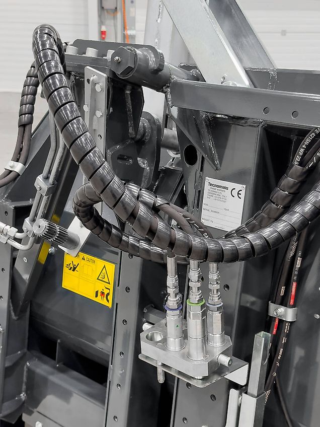 Tecnomais TMRP4 6R-F 6 row (75 cm), foldable corn header, for John Deere combines