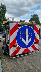Nissen VZ616 Absperrtafel LED Funkwarnmeldeanlage Sperrwand Sperrtafel Verkehrsleittafel Verkehrsleitanhänger Verkehrssicherungsanhänger Leittafel Verkehrssicherung Vorwarner Vorwarntafel ABT