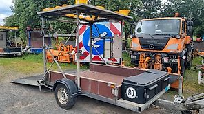 Nissen VZ616 Absperrtafel LED Funkwarnmeldeanlage Sperrwand Sperrtafel Verkehrsleittafel Verkehrsleitanhänger Verkehrssicherungsanhänger Leittafel Verkehrssicherung Vorwarner Vorwarntafel ABT