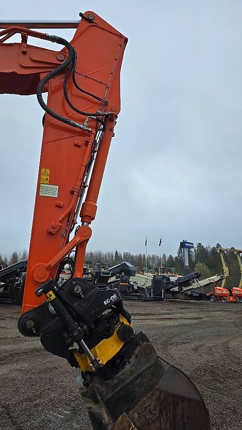 Hitachi ZX 225USLC-6